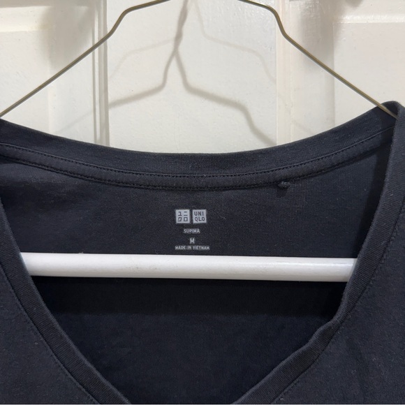 Uniqlo supima cotton vneck tee - Picture 2 of 3